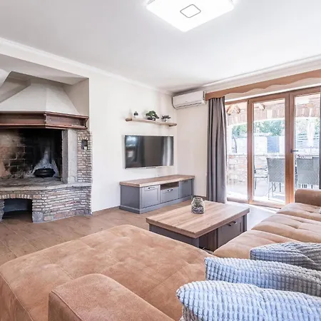 Gorgeous Home In Roc With Wifi * Roc