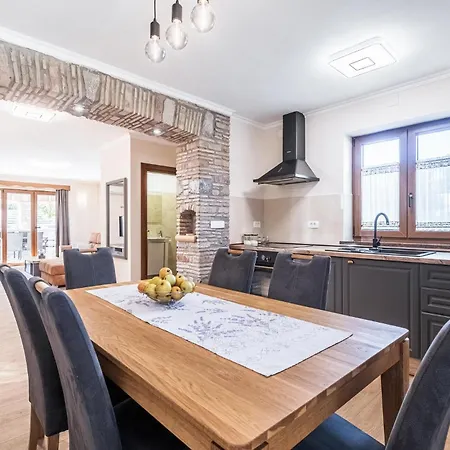 Gorgeous Home In Roc With Wifi Holiday home *