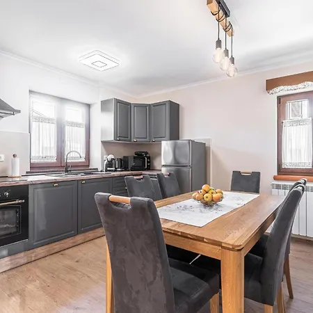 Gorgeous Home In Roc With Wifi * Roc