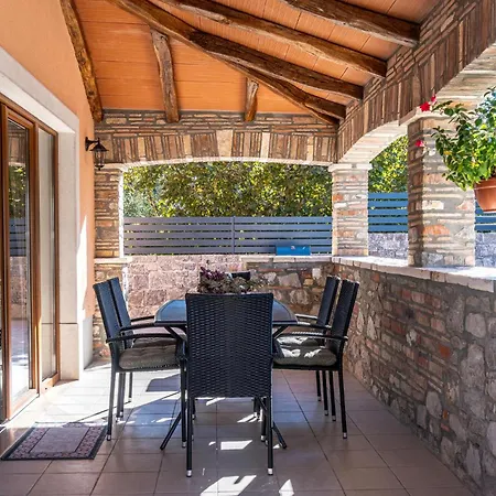 Gorgeous Home In Roc With Wifi